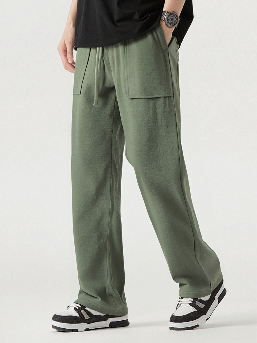 Casual cargo pants for men with practical pockets and elastic waist Lune London