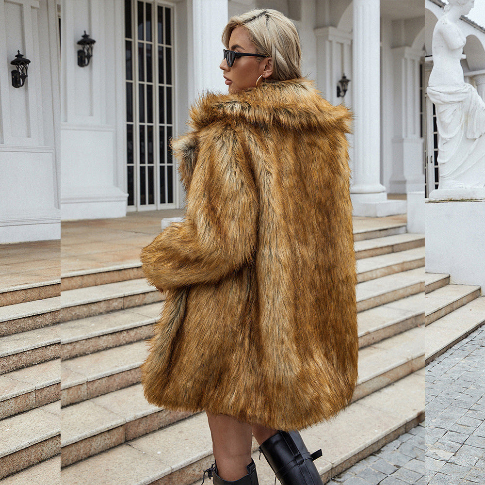 Women Plush Faux Fur Coat with a Loose Fit and an Elegant Collar Lune London