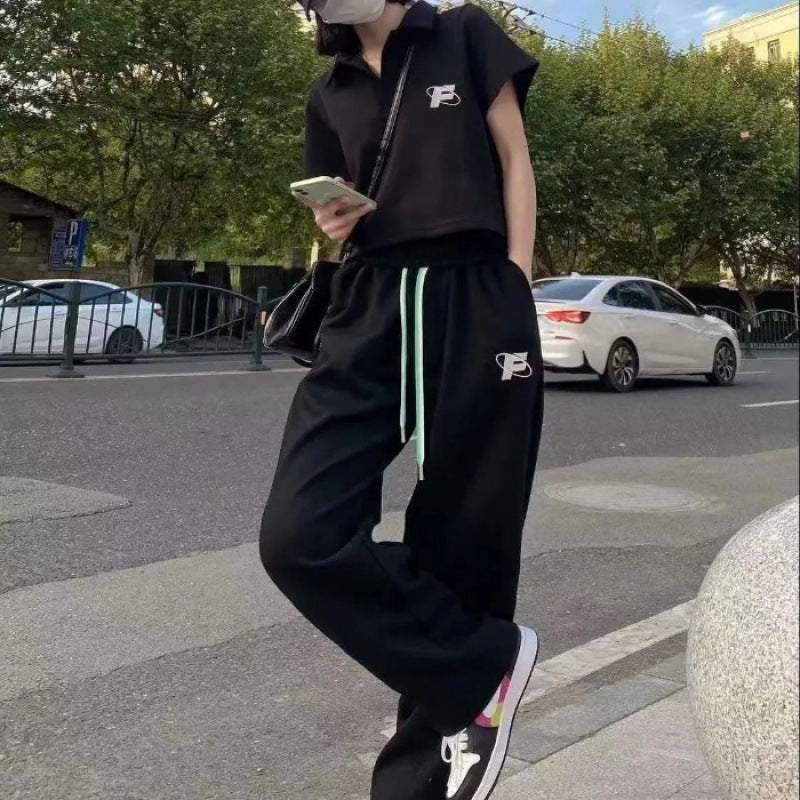 Women's sporty set with short top and joggers Chic & Stil