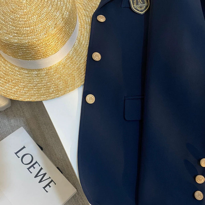 Blazer élégant pour femmes avec boutons dorés et emblème Chic & Stil