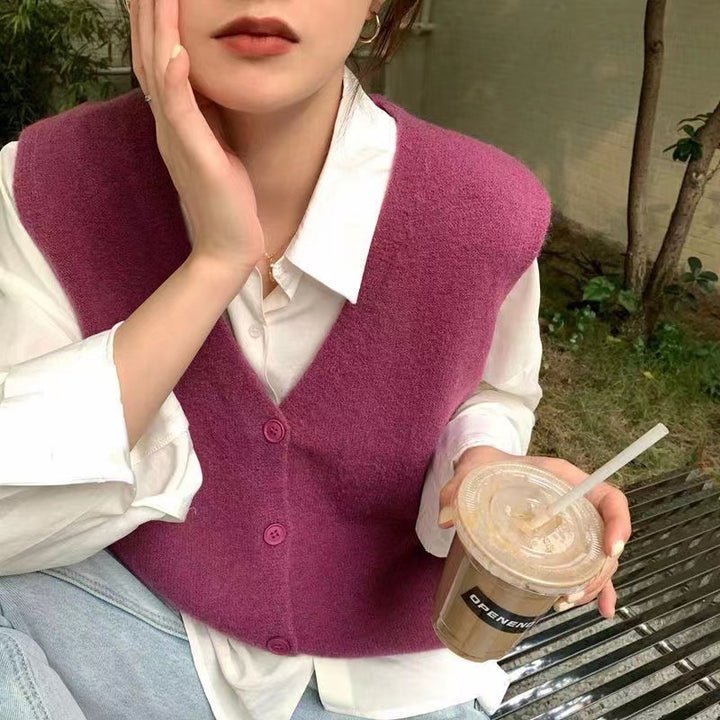 Gilet en tricot pour femmes avec un élégant col en V et fermeture à boutons Chic & Stil