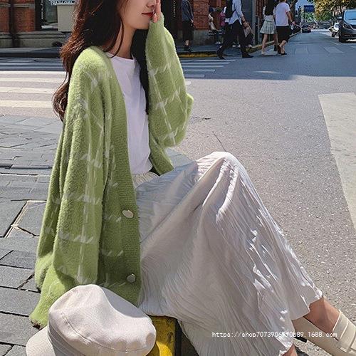 Ladies oversized cozy wool sweater with chic check pattern and style