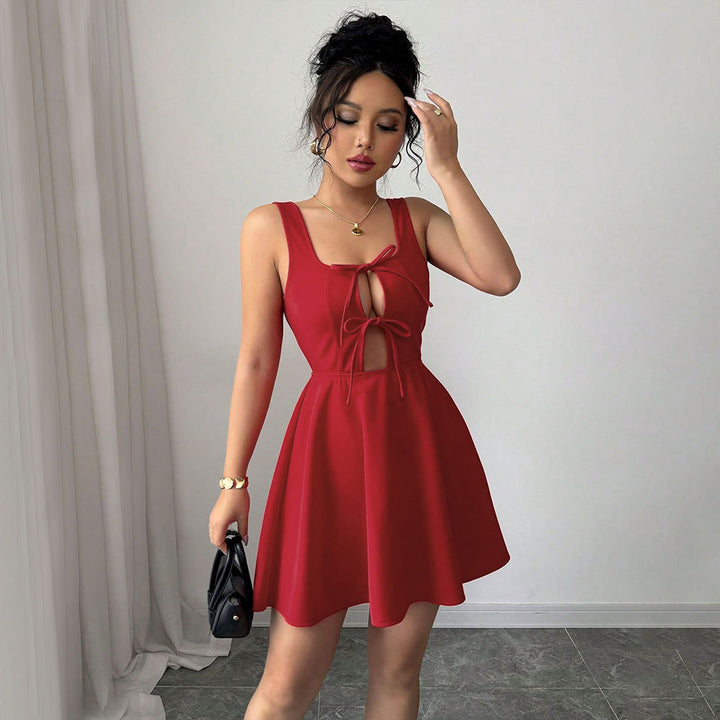 Robe mini pour femme avec décolleté élégant et détail de nœud ludique Chic & Stil