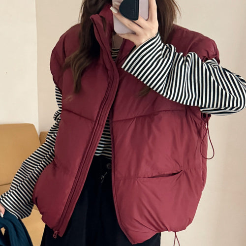 Quilted leisure jacket for women with a high collar and practical pockets.