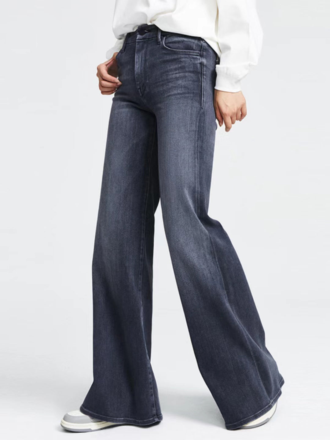 Loose high-waisted jeans for women with a vintage look and gentle washes Lune London