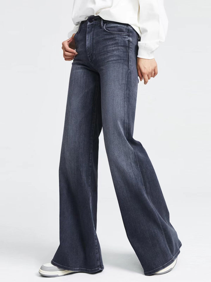 Loose high-waisted jeans for women with a vintage look and gentle washes Lune London