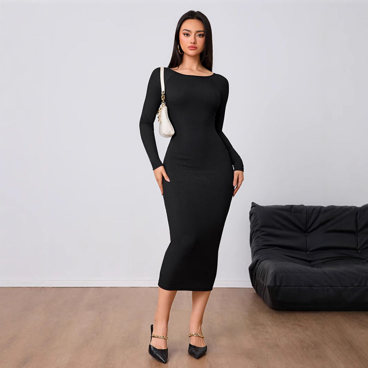 Robe midi ajustée pour femmes avec un élégant col rond et des manches longues Chic & Stil