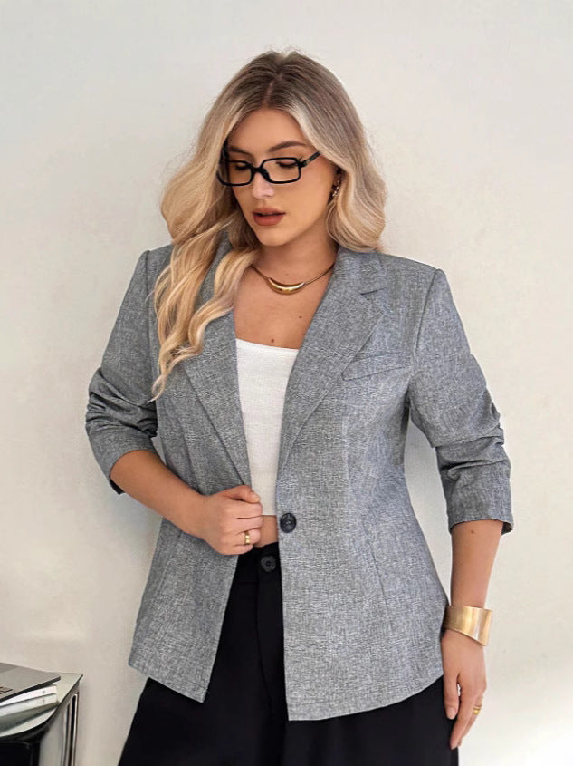 Blazer jacket for women with an elegant style featuring a refined cut and chic side pockets.