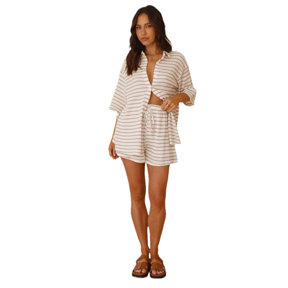Costume d'été décontracté pour femmes avec haut rayé et shorts Chic & Stil