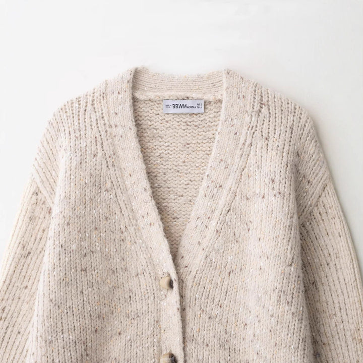 Ladies knitted vest with thick pattern and practical pockets Lune London