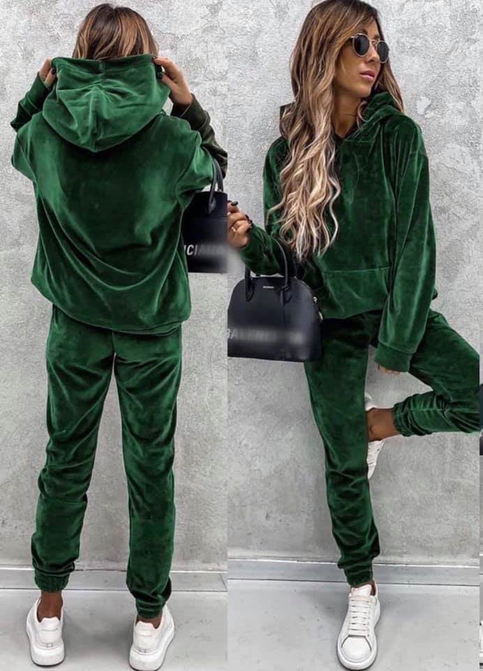 Women's cozy velvet jogging suit with hood and elastic waistband Chic & Stil