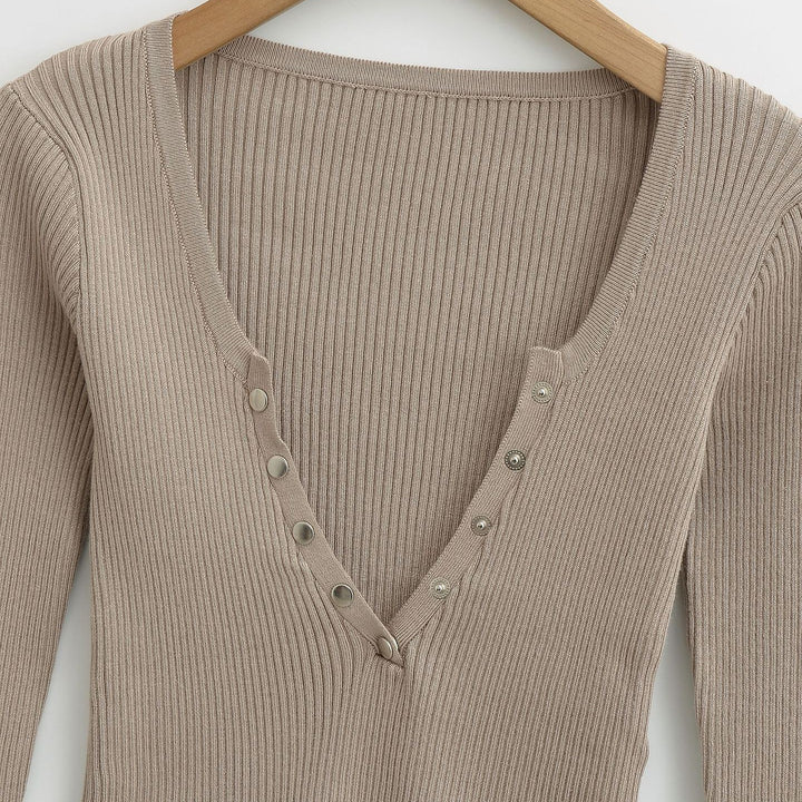 Cropped long sleeve T-shirt for women with button placket Lune London
