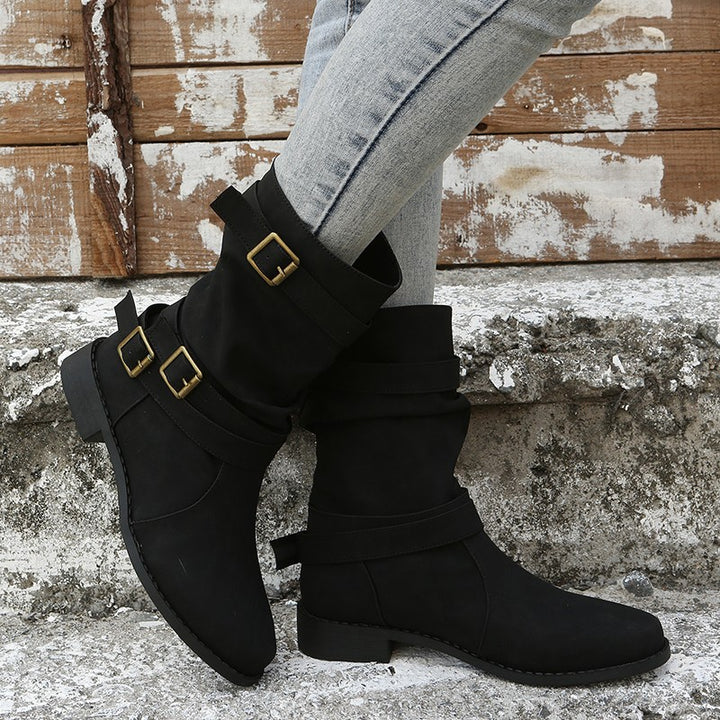 Robust boots for women with trendy buckles and casual chic design
