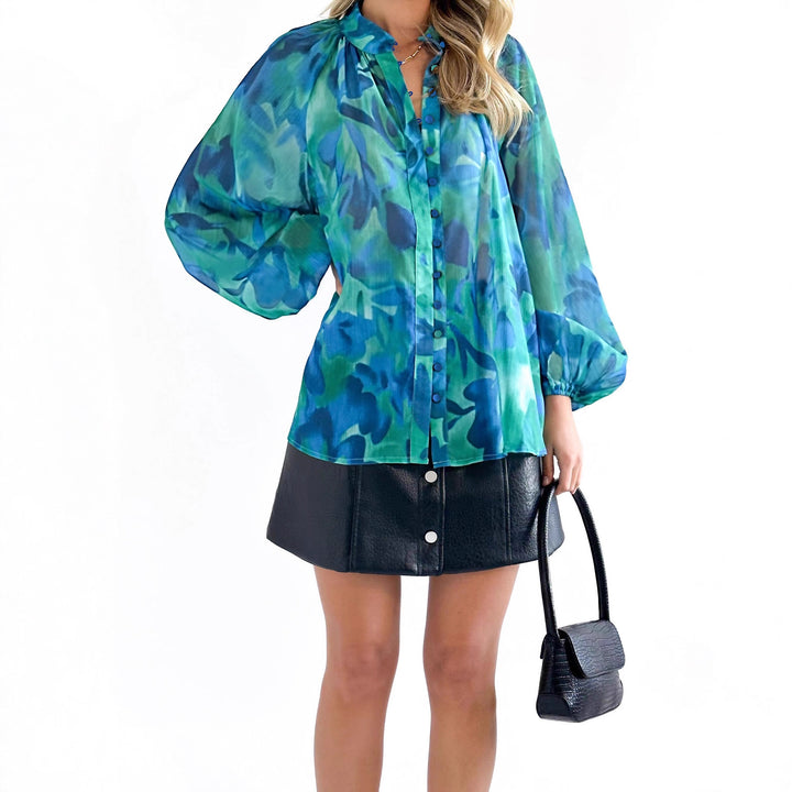 Women's blouse with a loose fit and elegant puff sleeves Chic & Stil