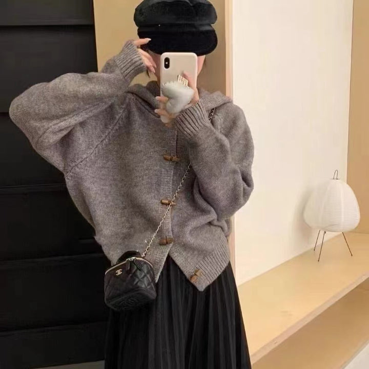 Cardigan confortable pour femmes avec capuche et détails en bouton en bois Chic & Stil