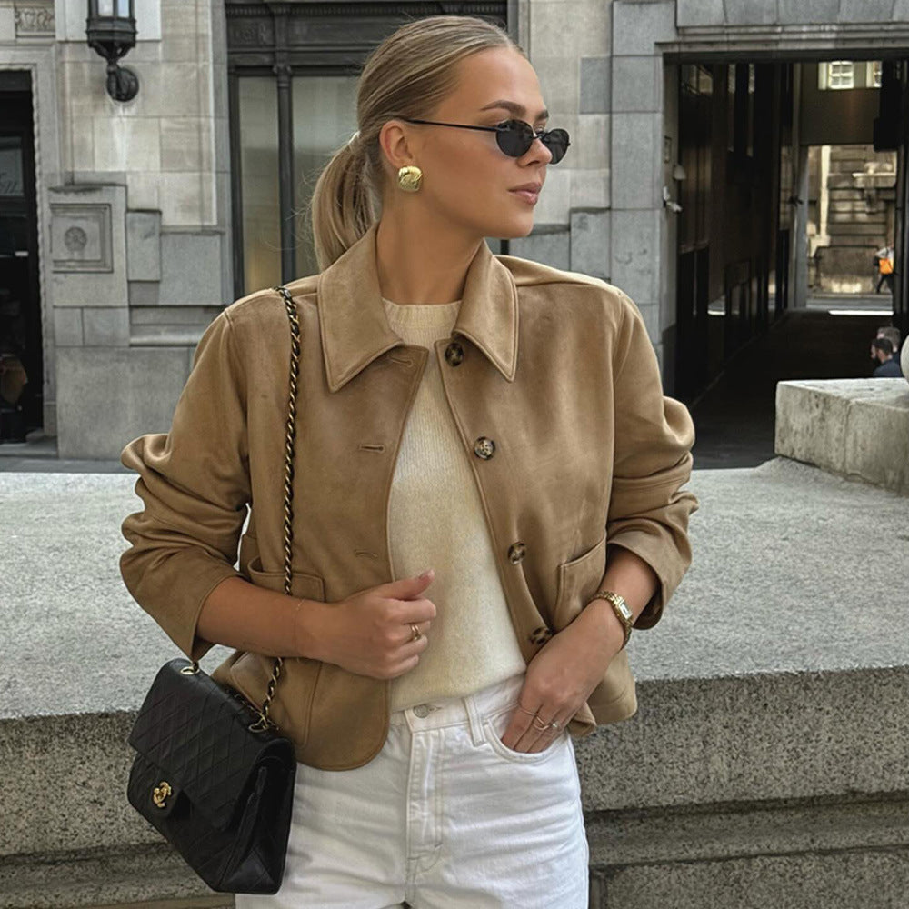 Short women’s jacket in high-quality faux suede with classic buttons and practical pockets Lune London