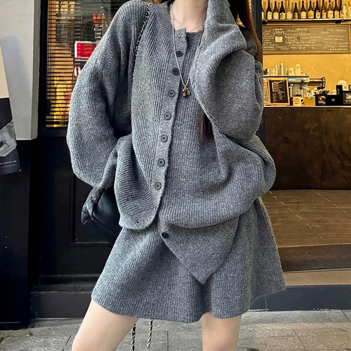 Ensemble tricot féminin avec des couches de pull contrastantes et une élégante patte de boutonnage Chic & Stil