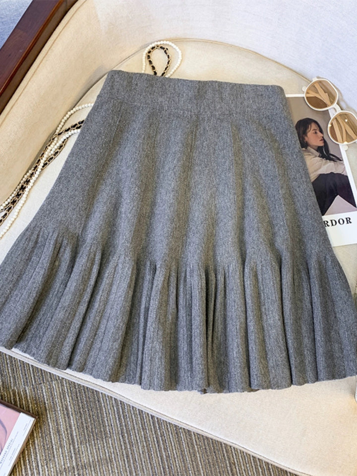 Pleated skirt for women with an elegant bell shape Lune London