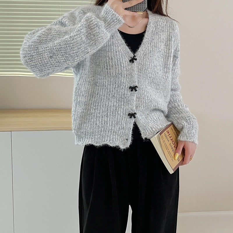Lady cardigan with V-neck and decorative buttons Lune London
