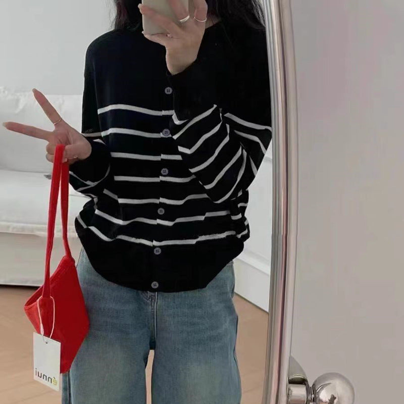 Cardigan tricot décontracté pour femmes avec des rayures classiques et des détails de bouton Chic & Stil
