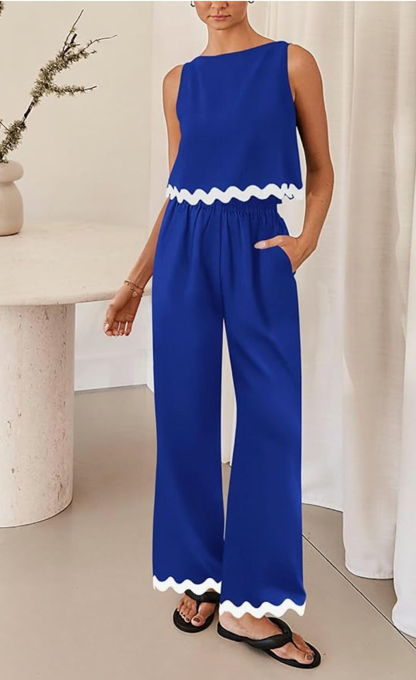 Women elegant lounge outfit with loose fit and decorative wavy finishes Chic und Stil