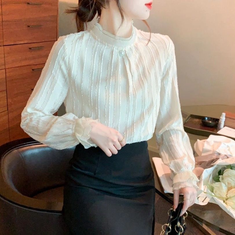 Blouse élégante pour femmes avec design texturé et ourlet volé Chic & Stil