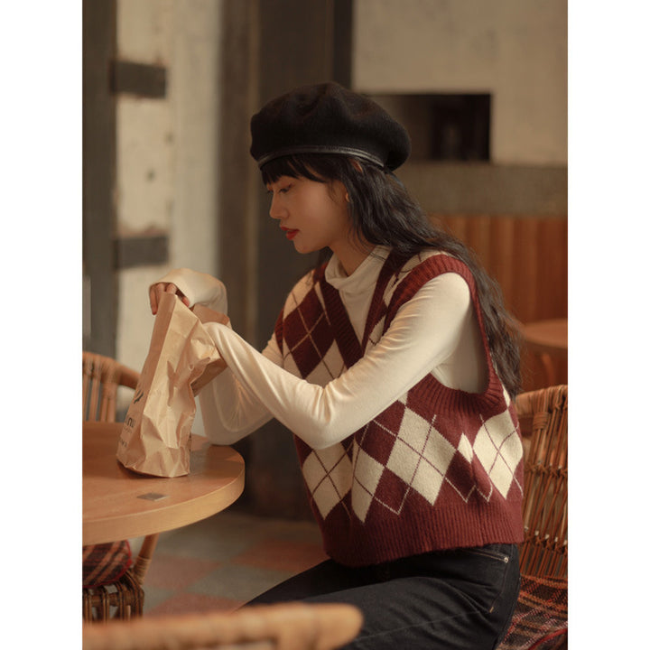 Chic and stylish V-neck sleeveless sweater for women
