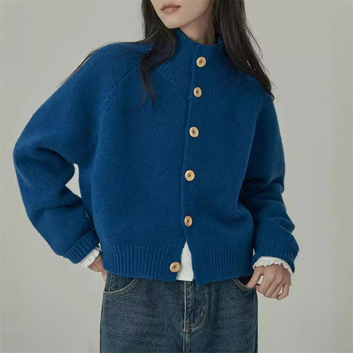 Femme cardigan mi-long avec col montant et boutons en bois tendance Chic & Stil