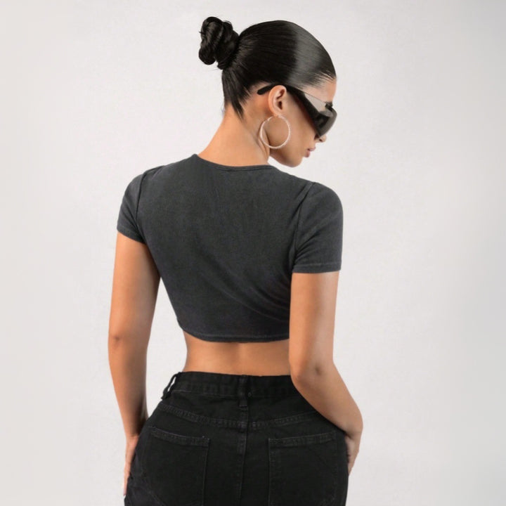Short top for women with decorative chain accents and fitted cut Chic & Stil