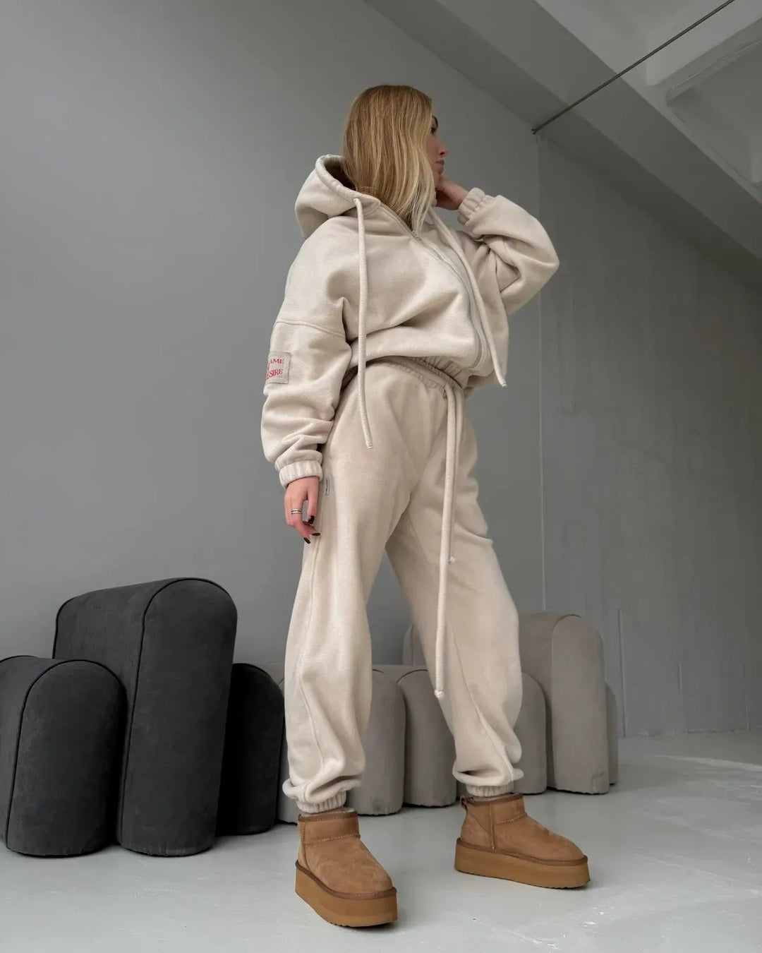 Fitted polar lounge set for ladies with elegant hood and elastic cuffs Lune London