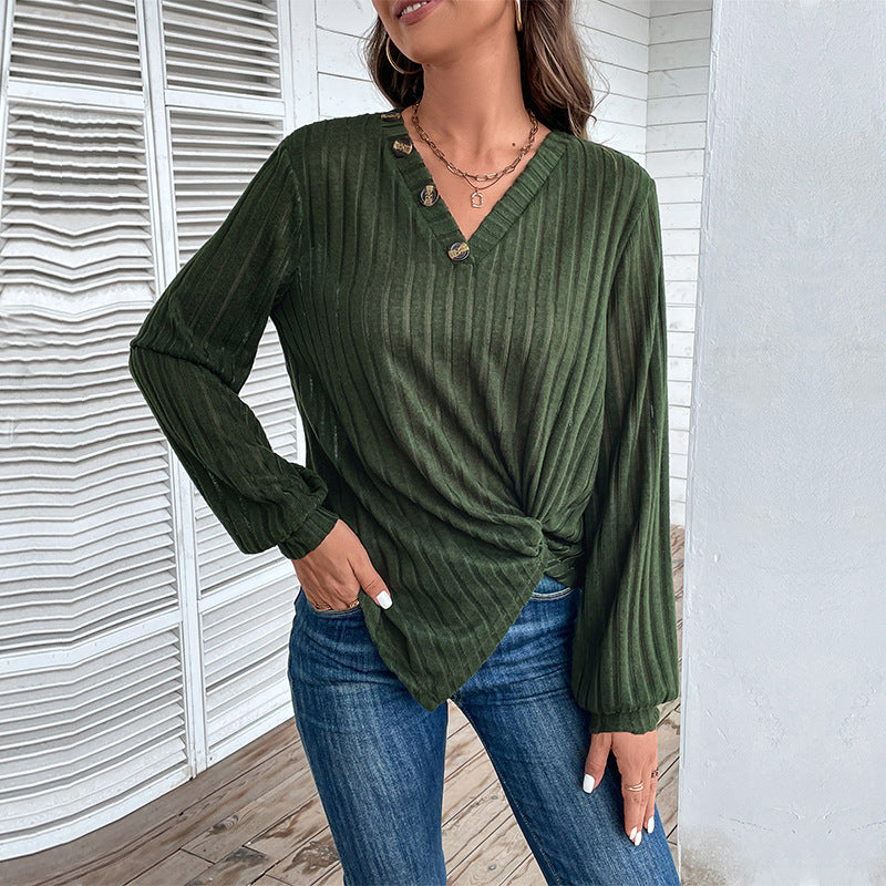 Chemise à manches longues à la mode pour femmes avec décolleté en V et boutons décoratifs Chic & Stil