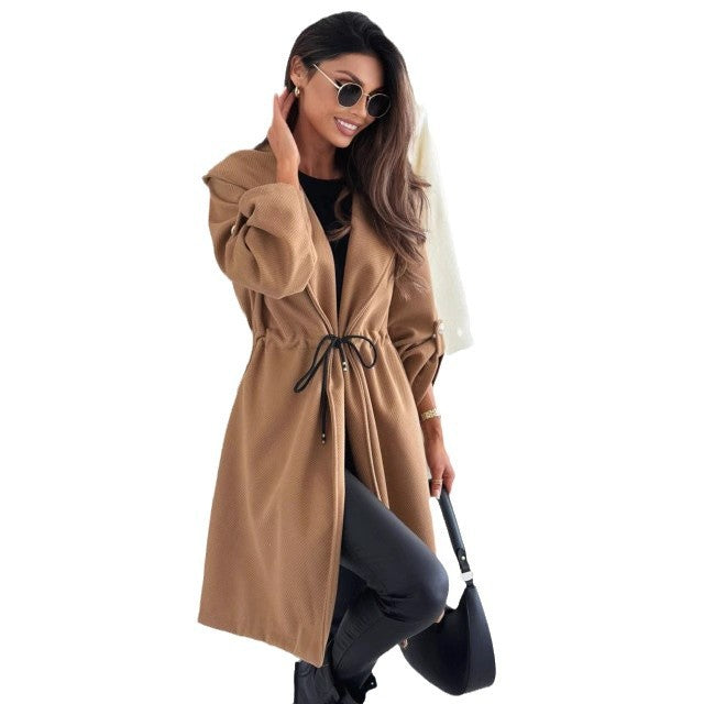 Veste enroulable pour femmes avec capuche et ceinture à la taille Chic & Stil