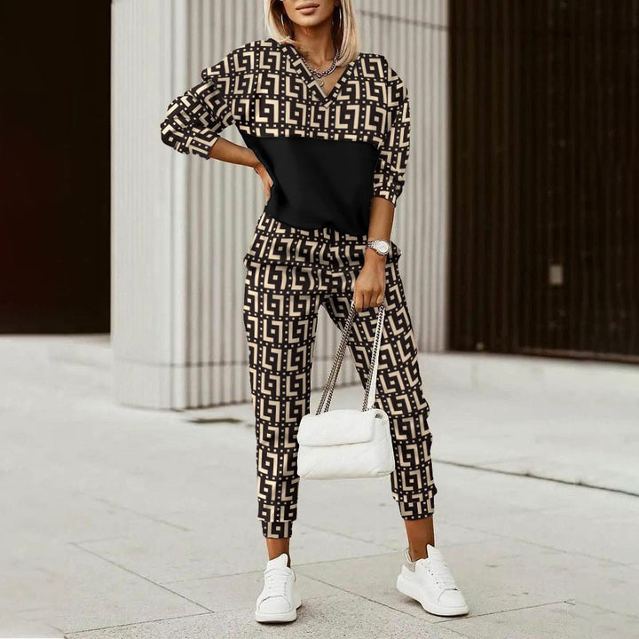Fashionable women's set consisting of a printed top and fitted pants Lune London