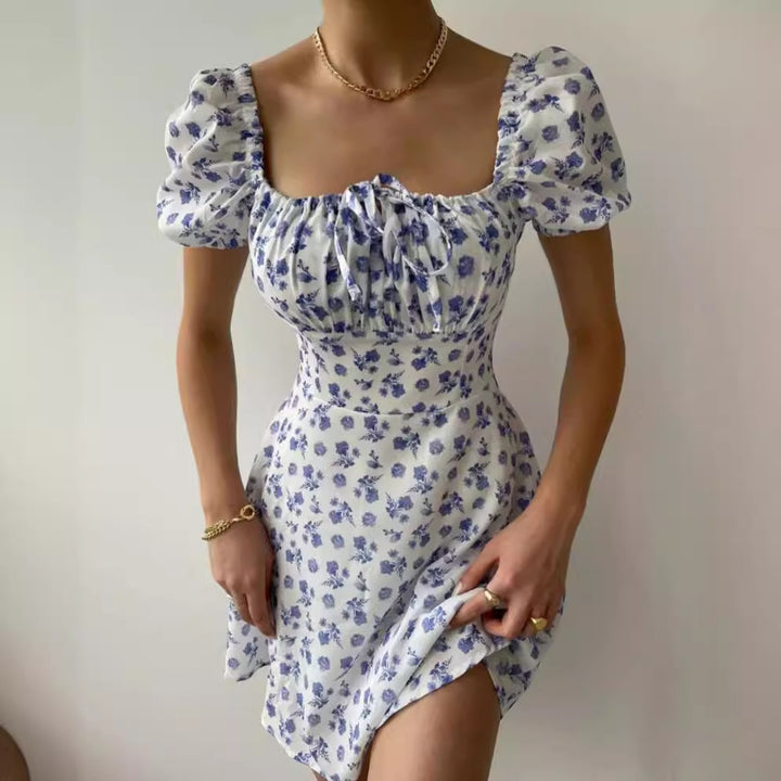 Mini player dress for women with ruffle details and floral pattern Chic & Stil