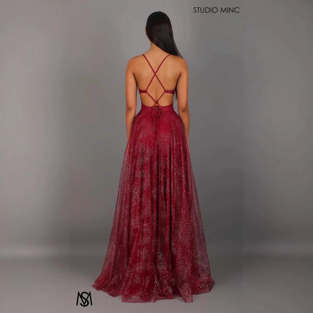 Elegant evening dress for women with a glamorous V-neck and sparkling tulle Chic & Stil