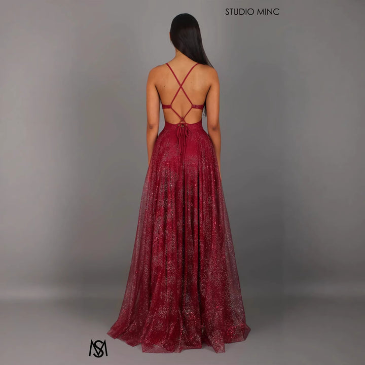 Elegant evening dress for women with a glamorous V-neck and sparkling tulle Chic & Stil