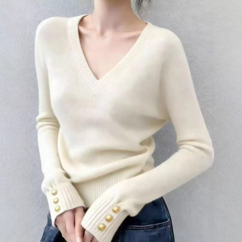 Pull fin pour femmes en V avec des détails de bouton élégants Chic & Stil