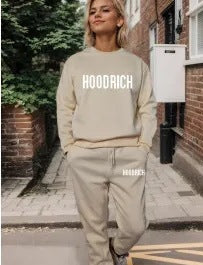 Women's casual set of sweater and joggers with sporty lettering Chic & Stil