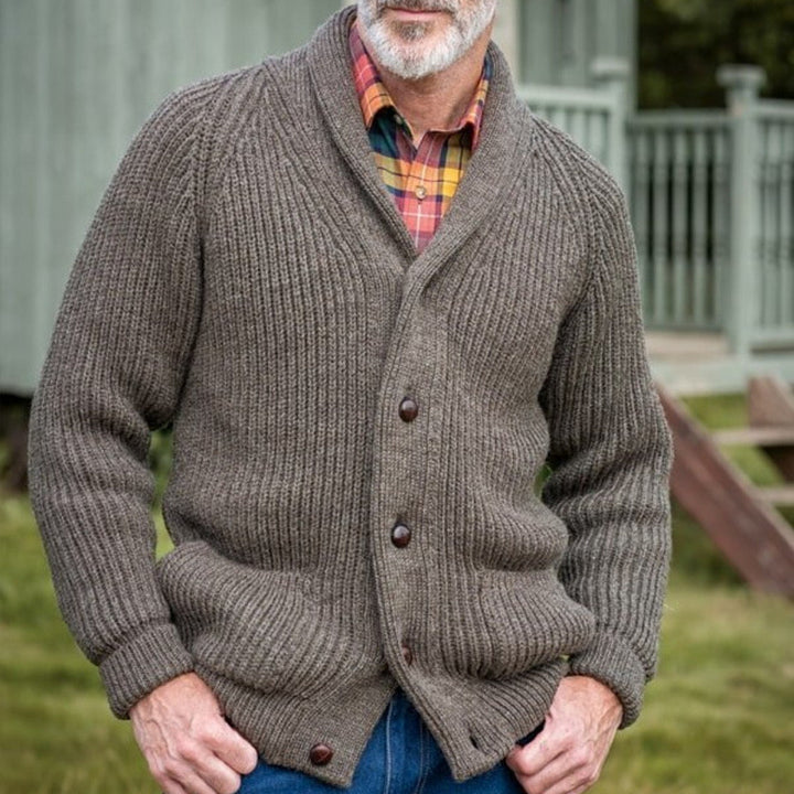 Thick knitted men's cardigan with practical pockets and modern V-neck Lune London