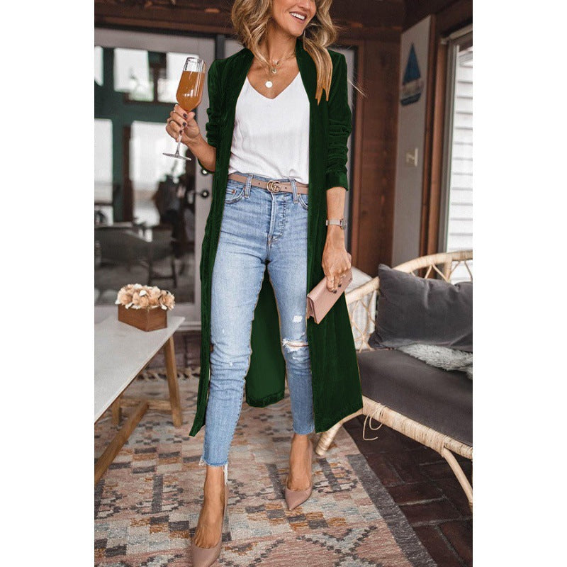 Manteau en velours à la mode pour femmes avec une coupe élégante et des poches pratiques Chic & Stil