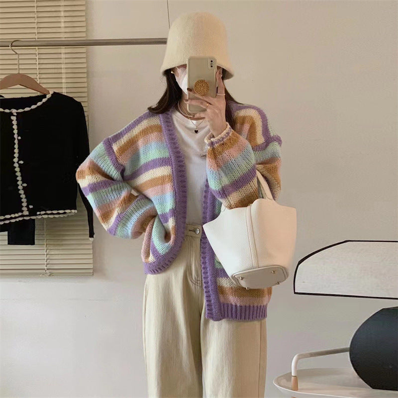 Cardigan en tricot épais pour femmes avec une coupe décontractée et un motif rayé coloré Chic & Stil
