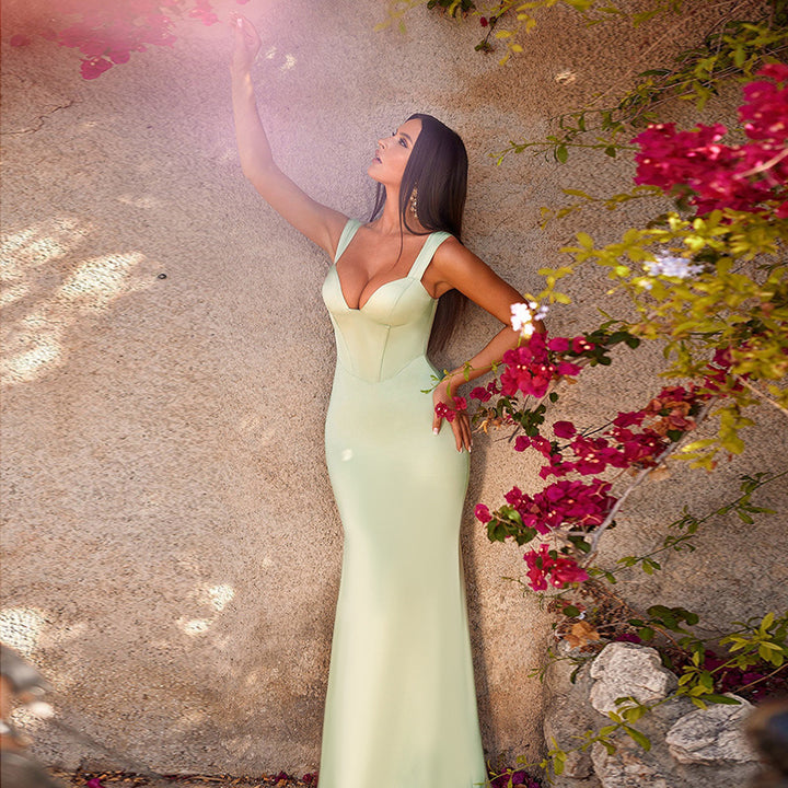 Robe Maxi Élegante pour Femmes avec Décolleté en V Profond et Silhouette Ajustée Chic & Stil