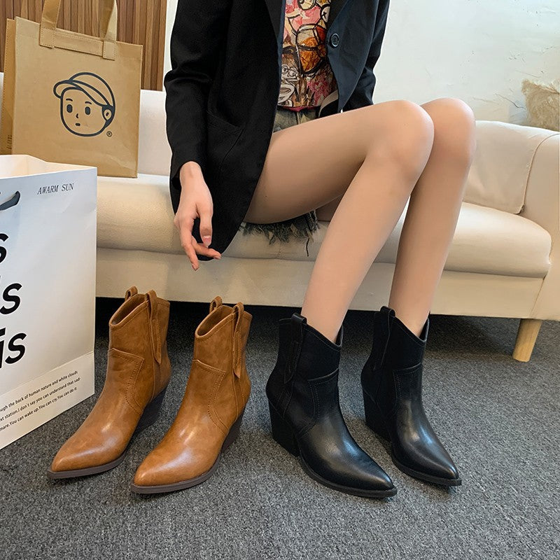 Fashion boots for women with an elegant look with a pointed toe Lune London