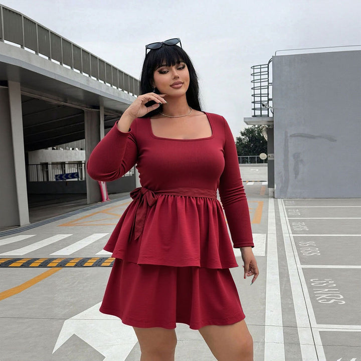 Robe mini femme avec encolure carrée et ceinture à volants Chic & Stil
