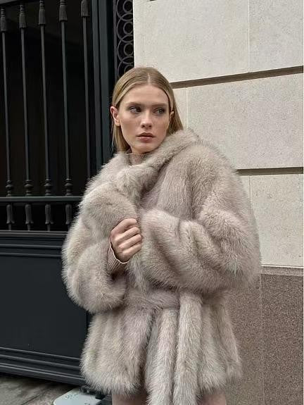 Ladies fashion oversized fur coat Chic und Style