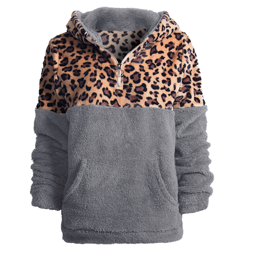 Comfortable hoodie for women with an exciting leopard pattern and kangaroo pocket Lune London