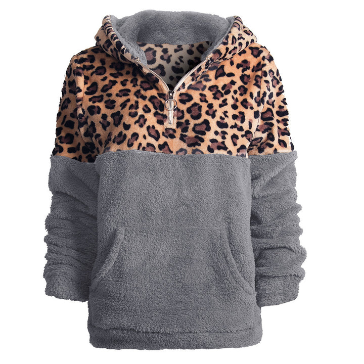 Comfortable hoodie for women with an exciting leopard pattern and kangaroo pocket Lune London