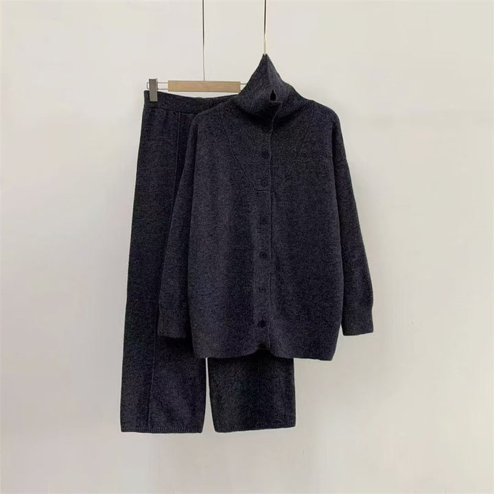 Ensemble en maille pour femmes avec col montant moderne et patte de boutonnage confortable Chic & Stil