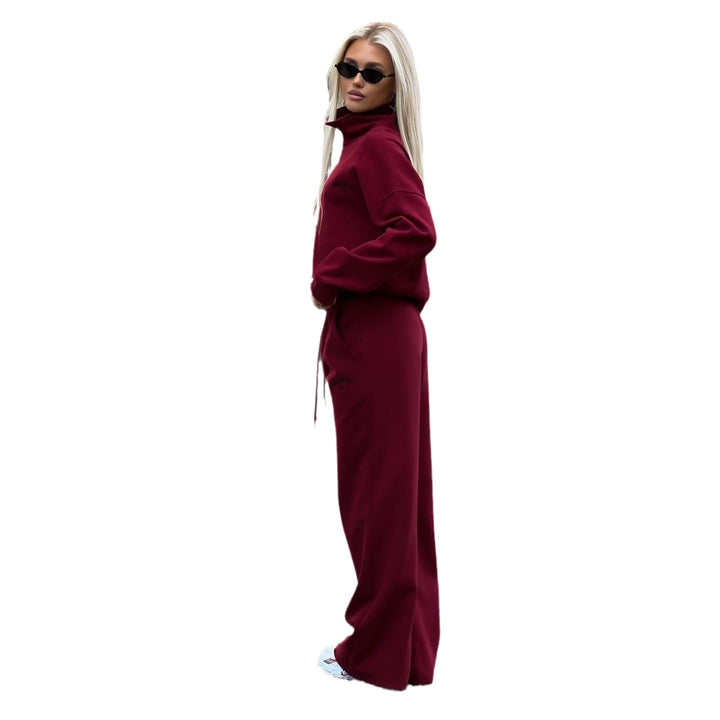 Casual women's sports set with high zipper and loose fit Lune London