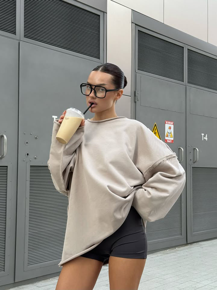 Oversized sweatshirt for women with a relaxed fit and ergonomic sleeves Lune London